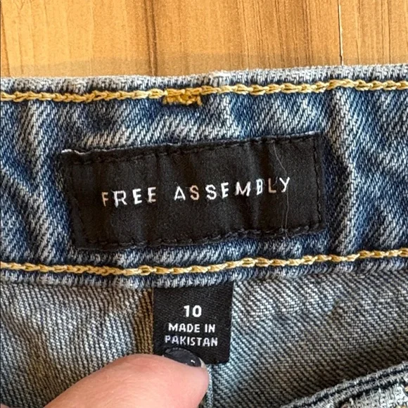 Two pairs of Free Assembly Classic Blue Denim Jeans - Picture 2 of 6